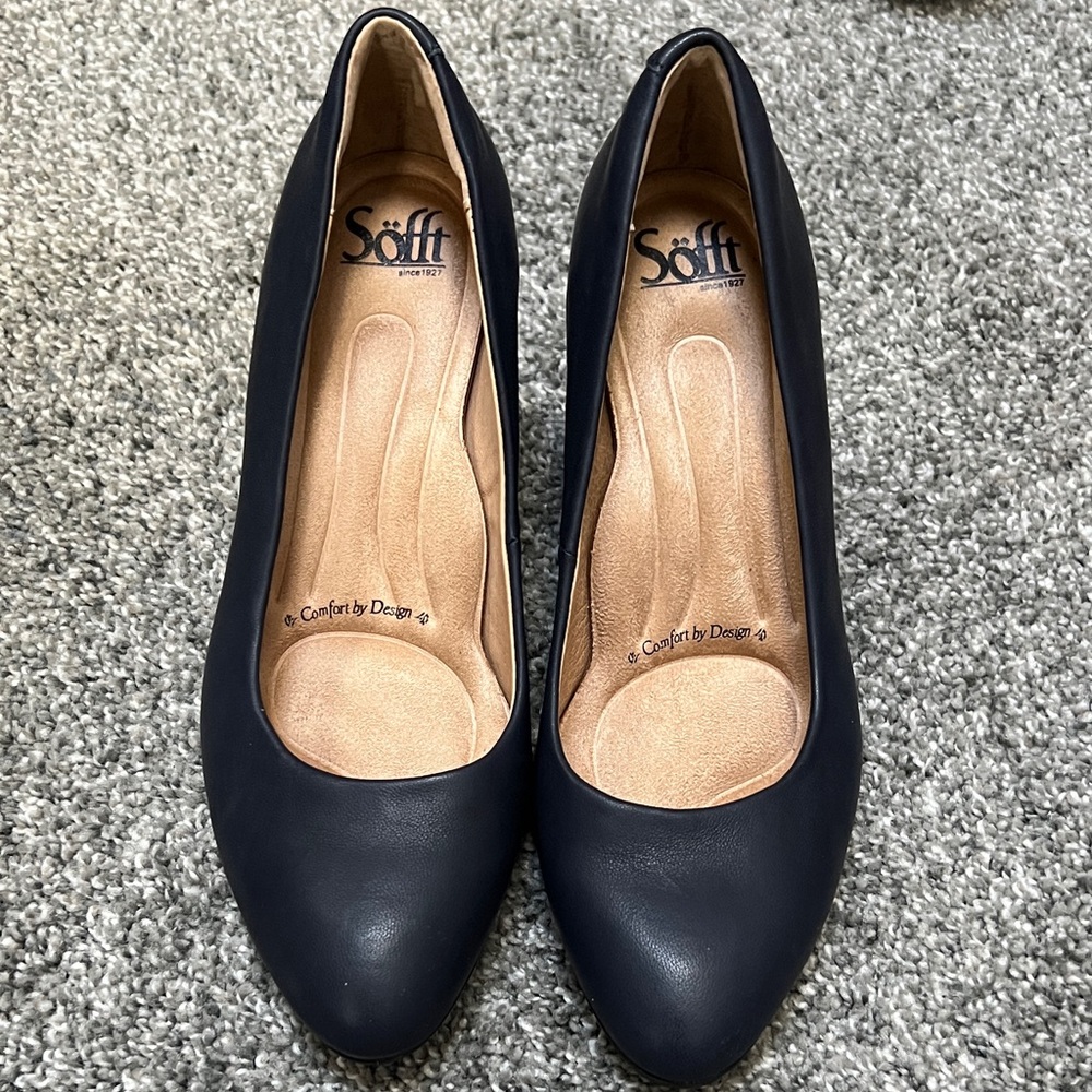 Women's navy Pumps. Sofft